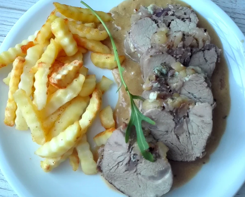 Polędwiczki wieprzowe z gruszką i gorgonzolą