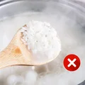 Nie wylewaj wody po ugotowanym ryżu! Sprawdź do czego się przyda!