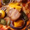Pizza z wędzonym boczkiem na cienkim spodzie