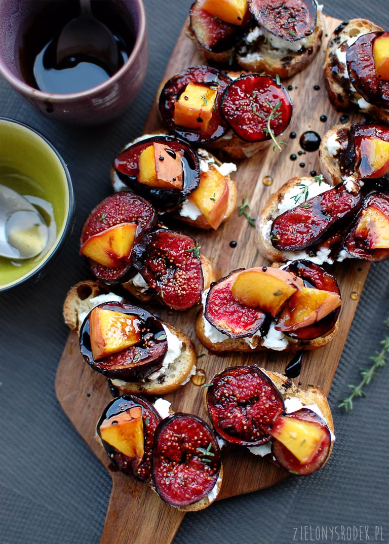 grzanki z pieczoną figą, ricottą, redukcją balsamiczną oraz miodem