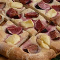 Focaccia z figami i camembertem
