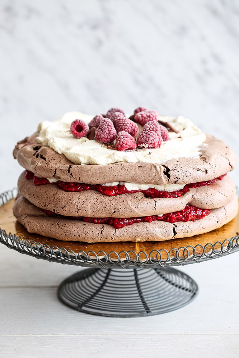 Czekoladowy tort bezowy z malinami