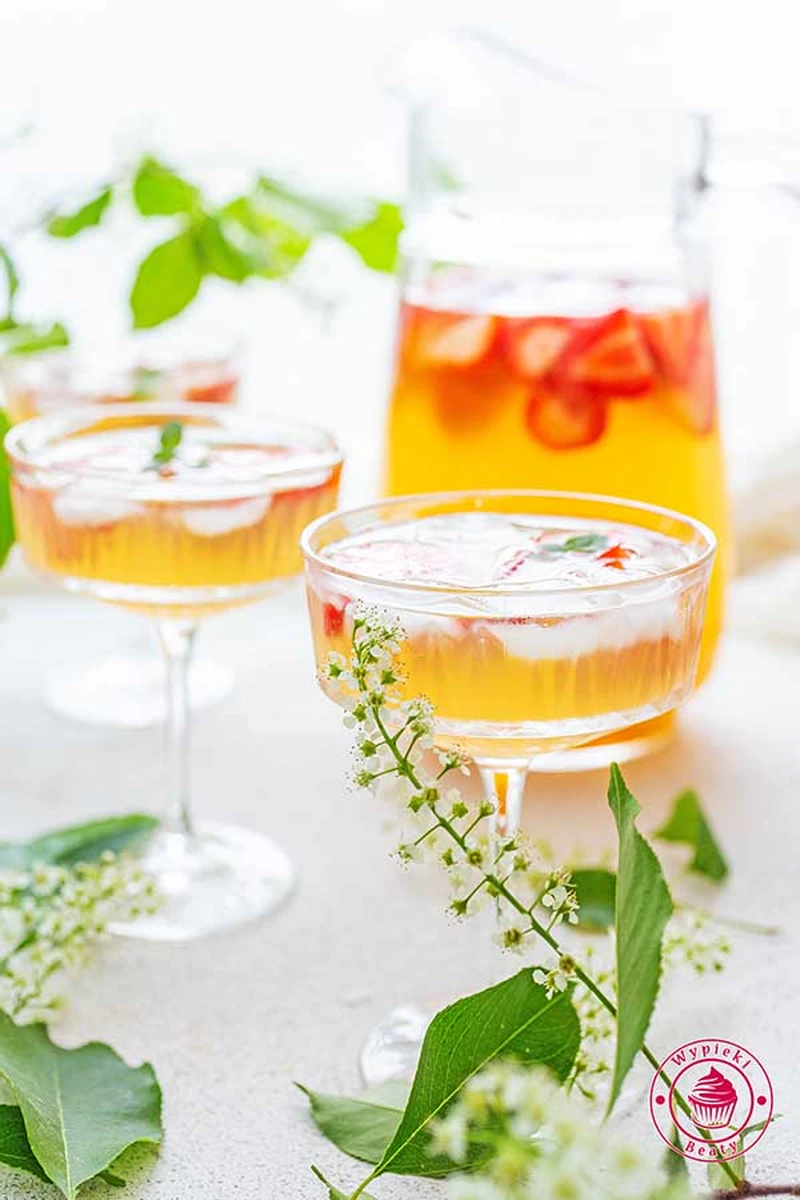 Sangria rabarbarowo-truskawkowa