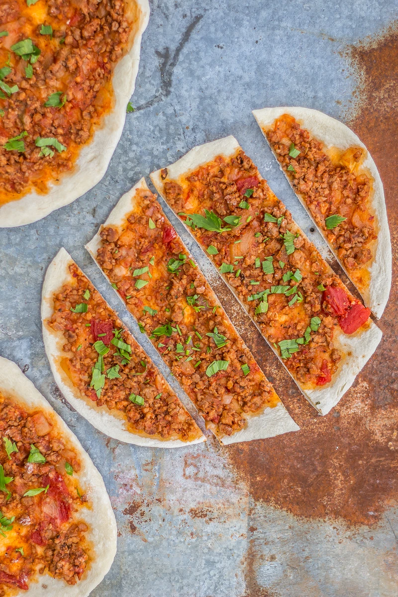 Lahmacun czyli cieniutka turecka pizza.