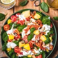 Sałatka z melonem i burratą z chipsami z prosciutto