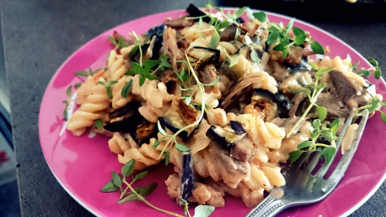 lekki makaron fusilli (świderki) z ricotta, bakłażanem i indykiem