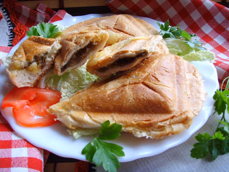 Chrupiące tosty z pieczarkami i serem. Pieczarki i ser zapiekane w tostach.