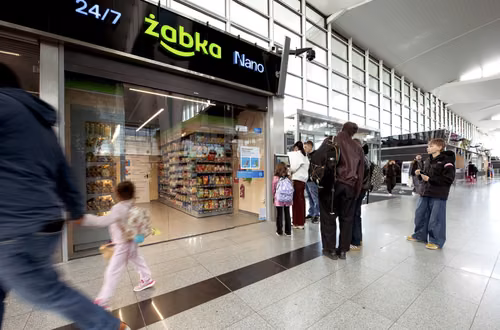 Pierwsza Żabka Nano na polskim lotnisku ucieszy pasażerów! Szybkie zakupy przed wylotem bez kolejek i kas