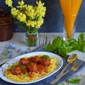 Spaghetti z pulpecikami w sosie pomidorowym
