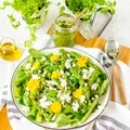 Sałatka z zielonych szparagów z serem feta i sosem chimichurri