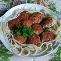 Klopsiki zapiekane podane na spaghetti