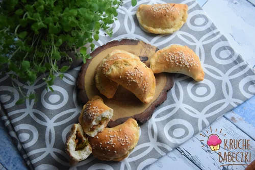 PIECZONE PIEROŻKI DROŻDŻOWE Z KABANOSEM, SUSZONYM POMIDOREM, KUKURYDZĄ I MOZZARELLĄ