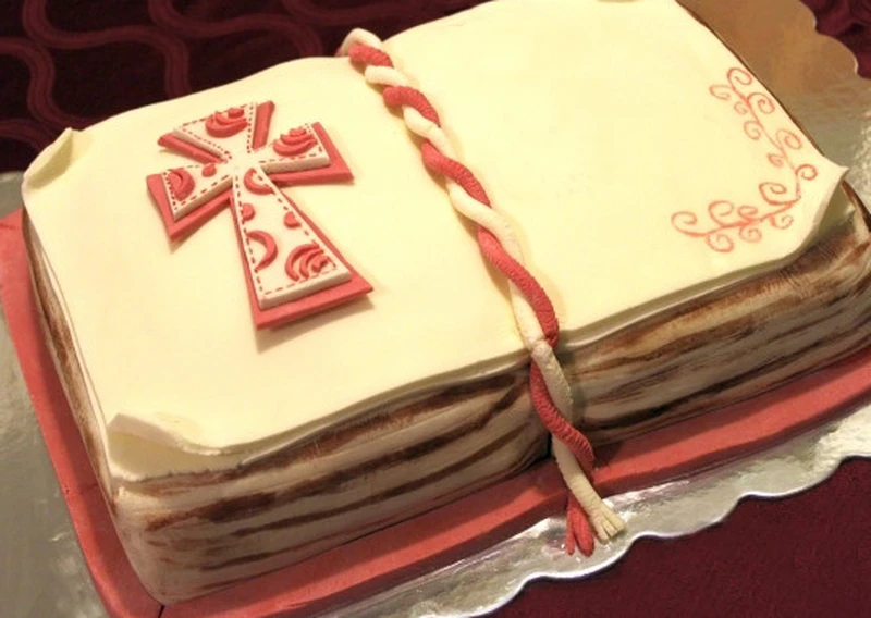 Tort komunijny w kształcie książki