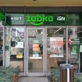 Żabka zaskoczyła nową, nietypową usługą! Klienci mogą zabrać do sklepu za długie spodnie i zepsuty zamek