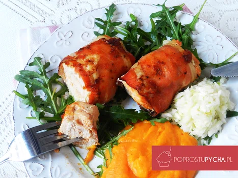 Roladki drobiowe zawiniętę w szynkę szwrcwaldzką plus puree z marchwi