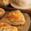 Scones z syropem klonowym i rodzynkami (bez jajek i nabiału)