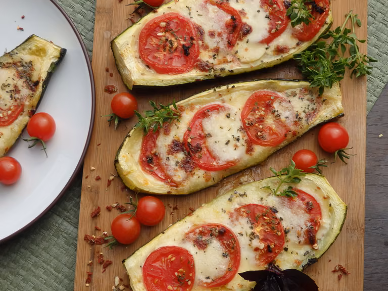 Cukinia faszerowana pomidorami i mozzarellą