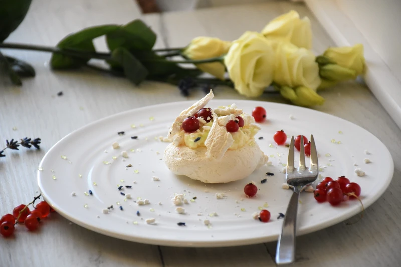 mini Pavlova z kremem z marakui i czerwoną porzeczką