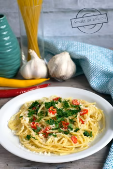 Spaghetti z oliwą chili i czosnkiem