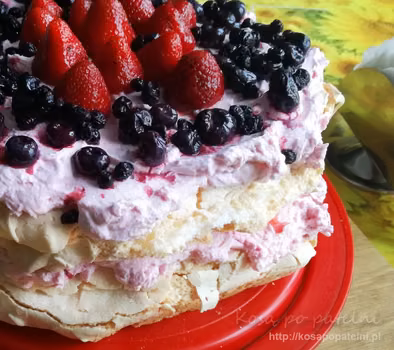 Tort bezowy malinowy