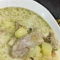 Zupa ogórkowa z podsmażanymi ogórkami na swojskim smalcu ze skwarkami