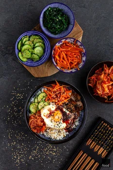 Bibimbap – mieszany ryż z warzywami i jajkiem po koreańsku - food²