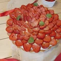 Tarta z kremem budyniowym i truskawkami
