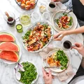 LIPCOWA GRILLOWA SAŁATKA Z SEREM HALLOUMI