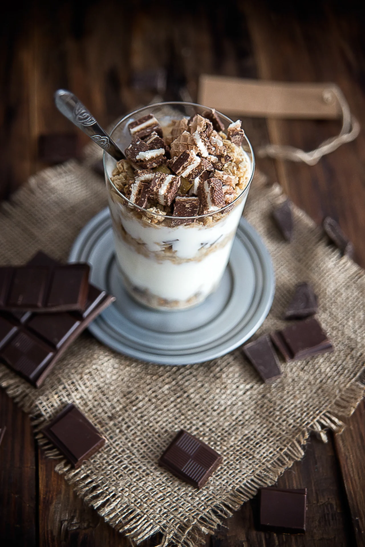 Chrupiący deser jogurtowy z granolą i batonikiem Knoppers