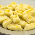 Zaledwie kilka składników, a smak jak z dawnych lat! Te proste kluski podbijają serca Polaków od pokoleń!