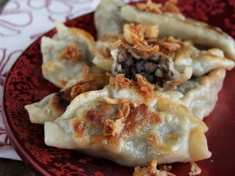 pierogi z kaszą gryczaną i grzybami leśnymi