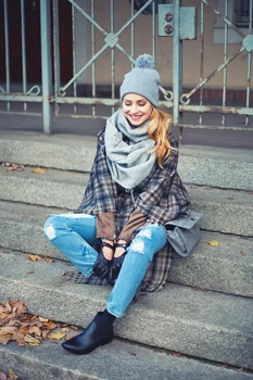 Poncho i dziurawe jeansy