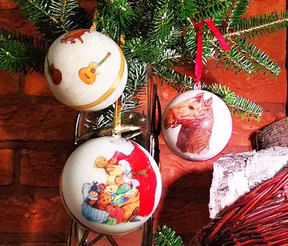 Bombka – decoupage odwrócony – pomysł na prezent DIY