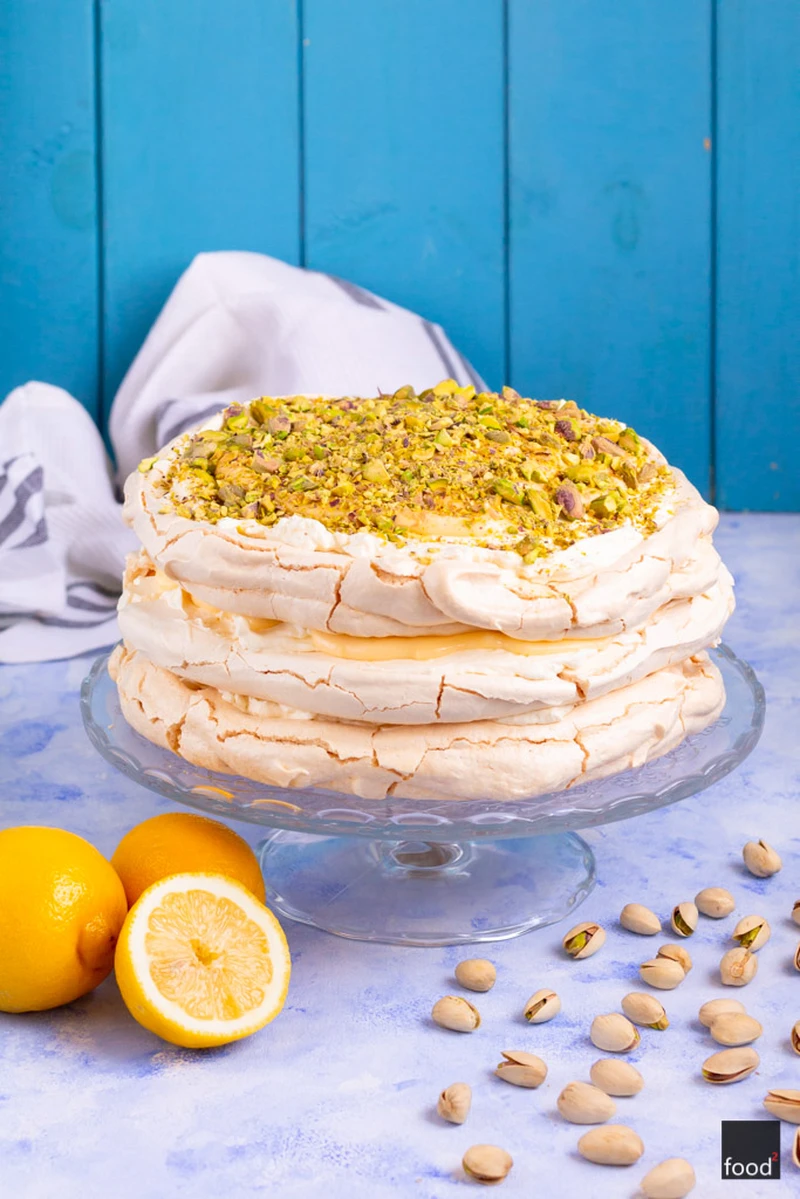 Tort bezowy z kremem cytrynowym i pistacjami