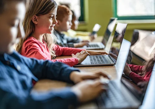 Rekordowa dostawa sprzętu do szkół! Uczniowie dostaną laptopy i tablety za miliardy złotych!