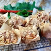 Muffinki z truskawkami, rabarbarem i kruszonką.