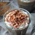 Kawa na Walentynki z bitą śmietaną, czekoladą, orzechami i dodatkiem  amaretto