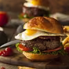 Amerykański burger z sadzonym jajem