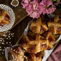 Hot Cross Buns - angielskie bułeczki wielkanocne