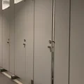 Widzisz taką dziurę w ścianie? Lepiej nie korzystaj z tej toalety w galerii handlowej!