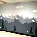 Górski krajobraz malowany na ścianie