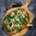 Wiosenna zielona pizza z pesto i szparagami