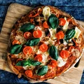 Domowa pizza pełnoziarnista i idealny sos pomidorowy