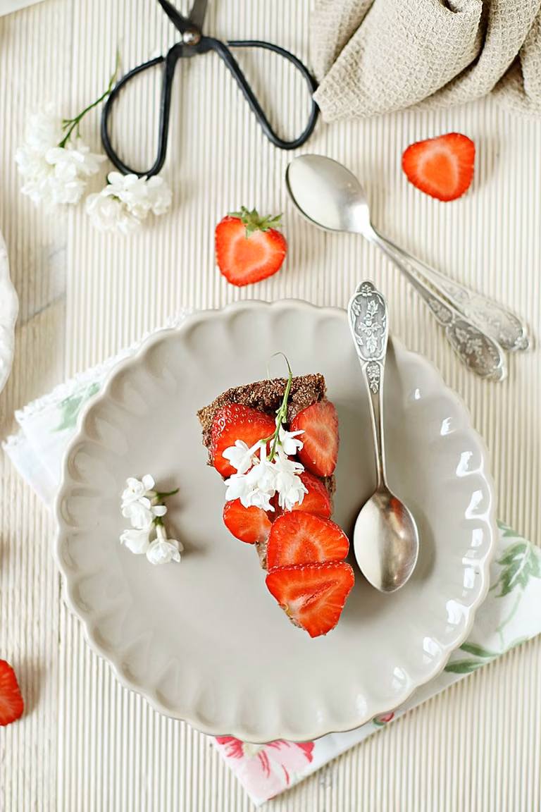 Tarta czekoladowa z truskawkami (bez pieczenia)