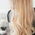 Piękne długie blond włosy