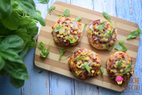 MINI PIZZE Z KABANOSEM, CEBULKĄ I KUKURYDZĄ