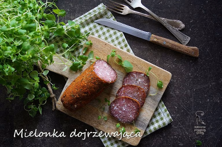 Mielonka dojrzewająca a la salami
