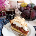 Tarta ze śliwkami i bezą