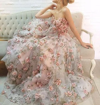 Piękna suknia z kwiatami
