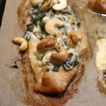 Filety z kurczaka pieczone ze szpinakiem, serem feta i orzechami nerkowca